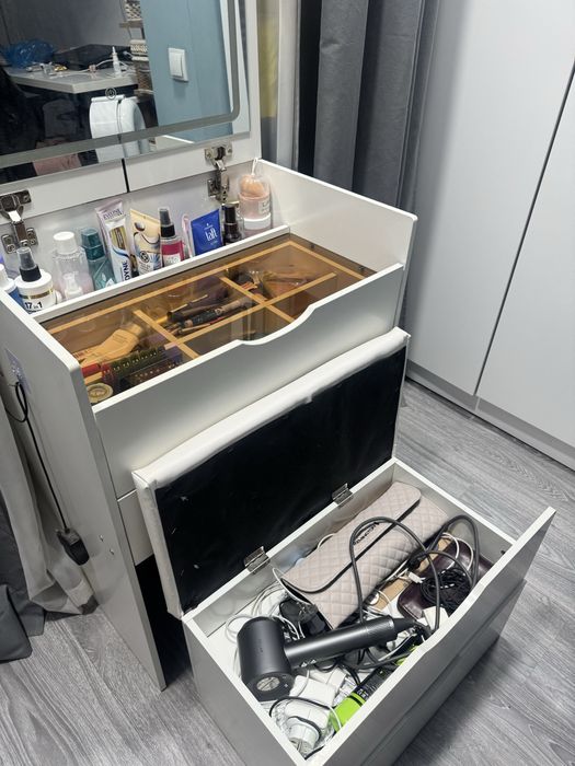 Туалетный столик ( столик для макияжа ) вместительный