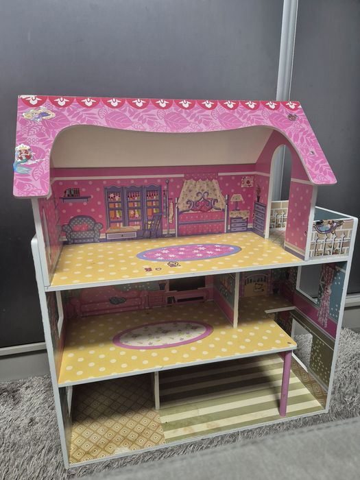 Casa de papusi din lemn