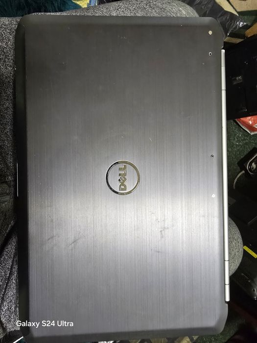 Продавам два лаптопа Asus и един DELL