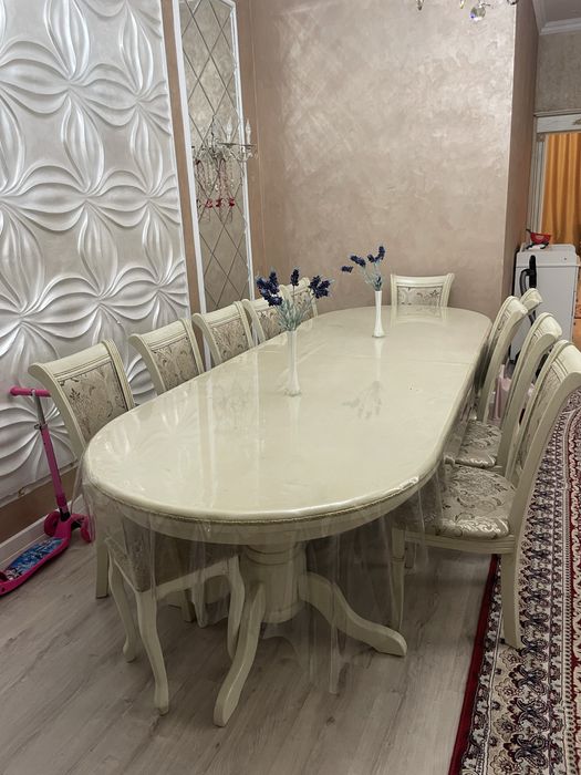 Стол для большой семьи