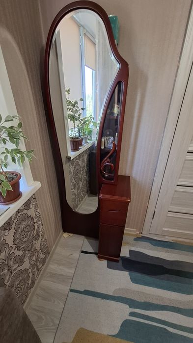 «Винтажное трюмо с зеркалом и тумбой».