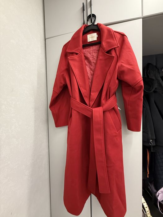 Красное пальте осеннее