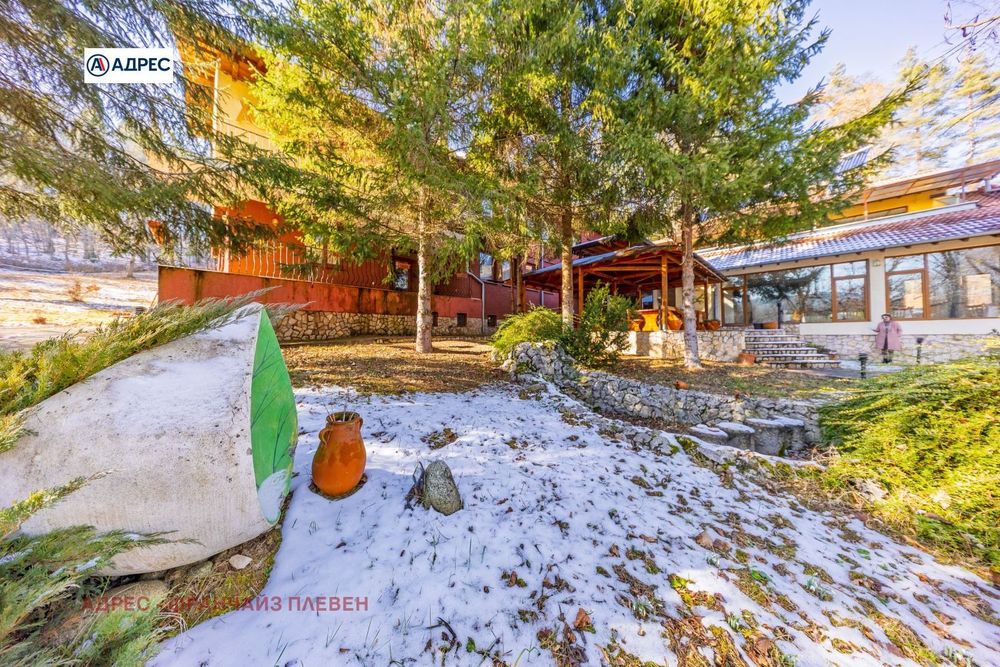 Продава се Хотел в с. Велчево, Област Ловеч - 768 кв.м за 679 €/кв.м - Снимка #2