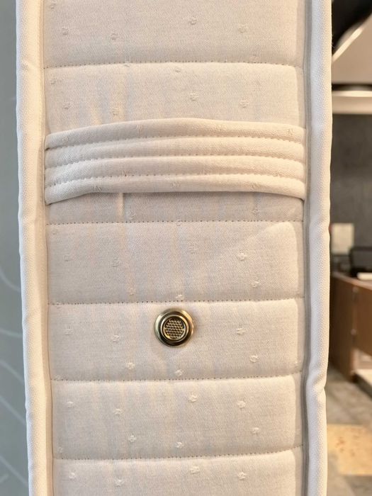 Saltele hoteliere Simmons Deluxe cu urme decente de folosire