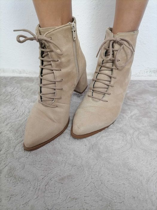 Дамски бежови боти