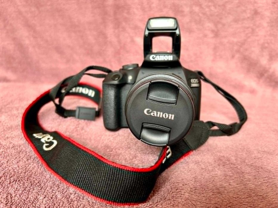 Canon EOS 2000D + obiectiv EF-S 18-55mm IS II