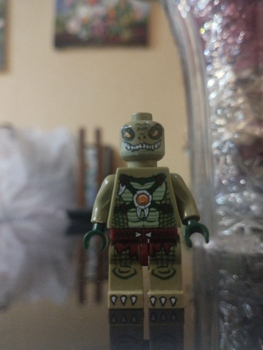 Лего ящерица.Со шлемом