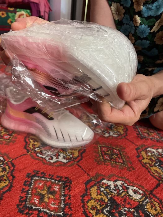 Спортивные кроссовки