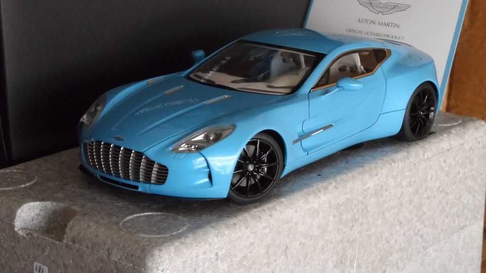1:18 Aston Martin One-77. tiffany blue.