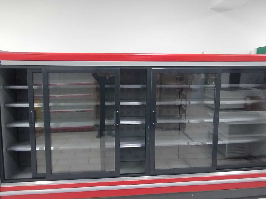 Vand rafturi si vitrine pentru magazin