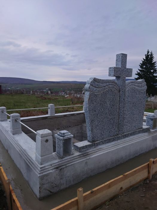 Cu respect și atenție la detalii, realizez monumente funerare și morminte personalizate, menite să păstreze vie amintirea celor dragi.

Fiecare lu