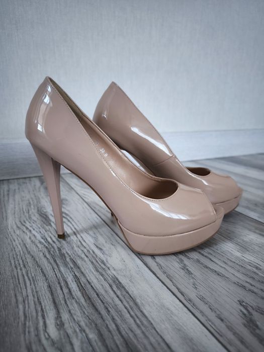 Туфли бежевые лакированные