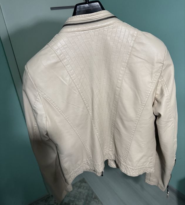 Дамско кожено яке в бежов цвят