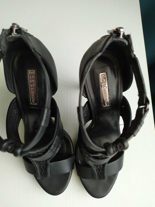 Черни високи обувки на BCBG Maxazria