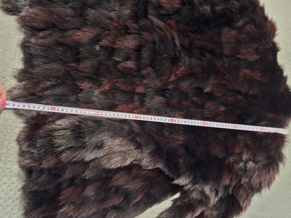 Haina blana de vizon măsoară din umăr pana jos 78 cm