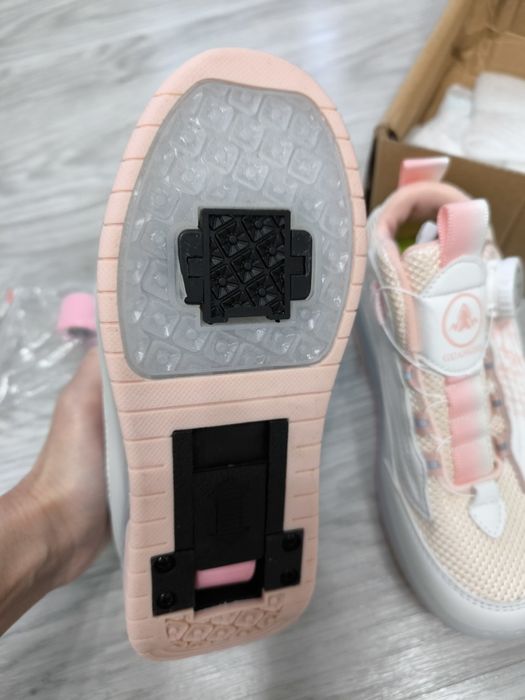 Продам кроссовки ролики.