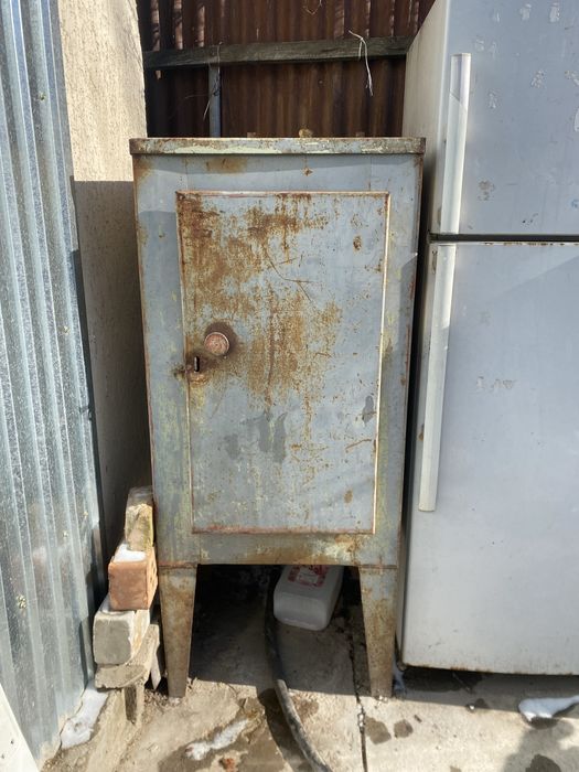 Продам железный шкаф