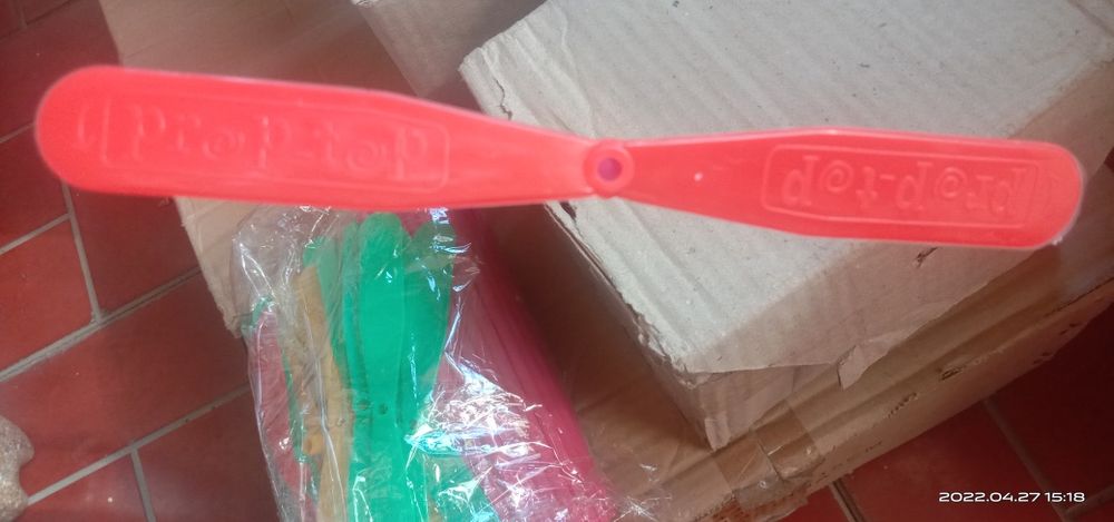 Продается игрушка вертолет (пропеллер)