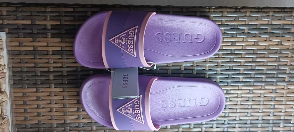 Нови чехли Guess