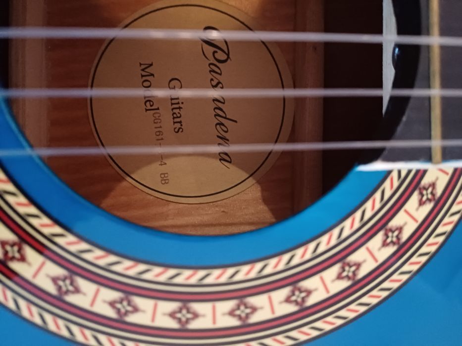 Chitara cu husa, suport de picior și suport partitura, ca noi