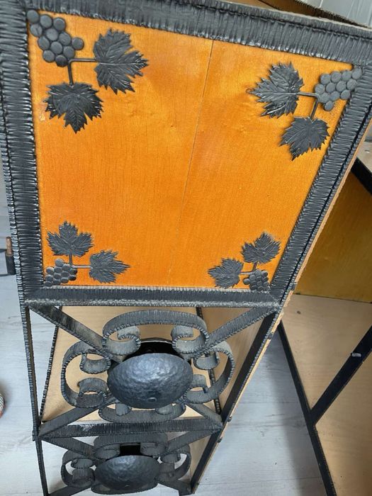 Дизайнерска библиотека с ковано желязо .