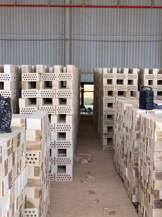 Продается кирпичи, гишт. Есть доставка в Ташкент и таш обл.