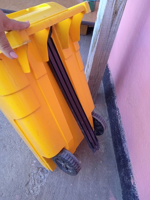 Срочно продам мусорный контейнер.