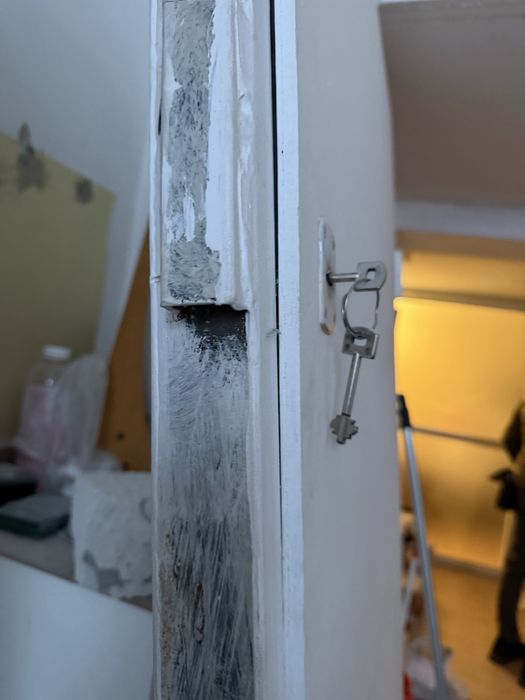 Масивна метална врата.Исключително запазена и тежка.