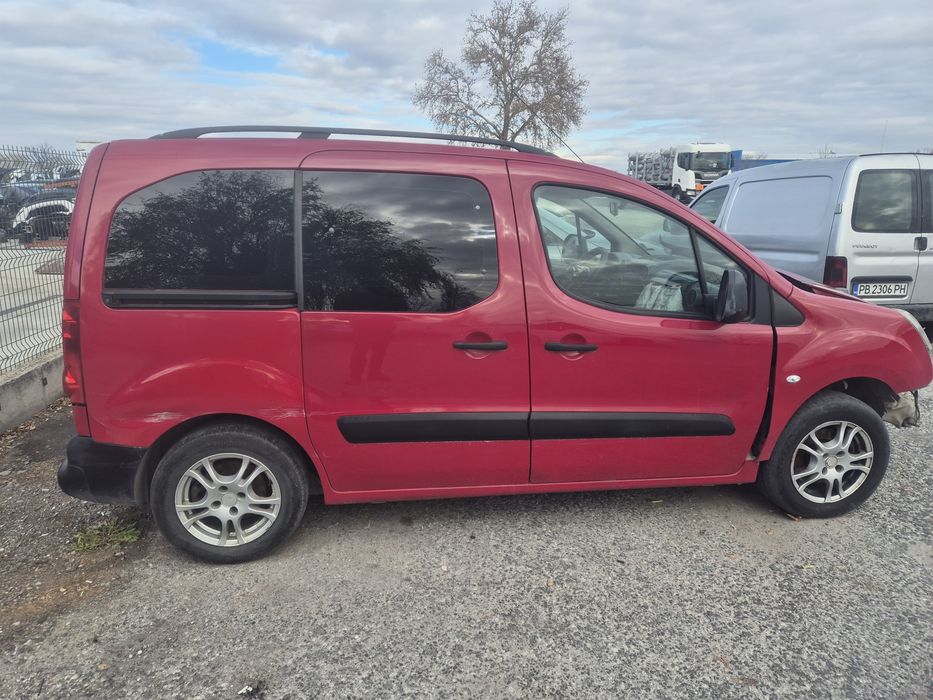 Автомобила е за части