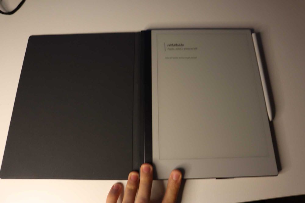 Remarkable + Husa cu Tastatura si varfuri de creion