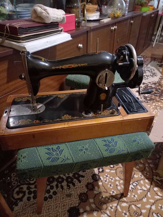 Старинна шевна машина и ръчно изработен немски сервиз