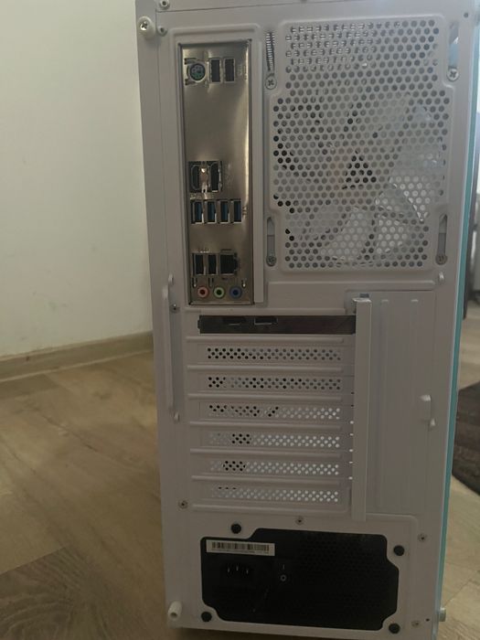 Vând pc gaming 2000 negociabil