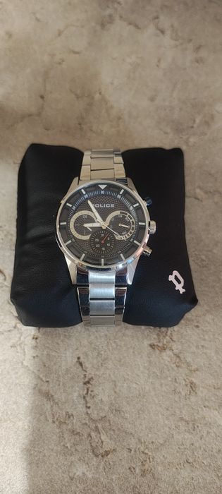 Продавам часовник Police