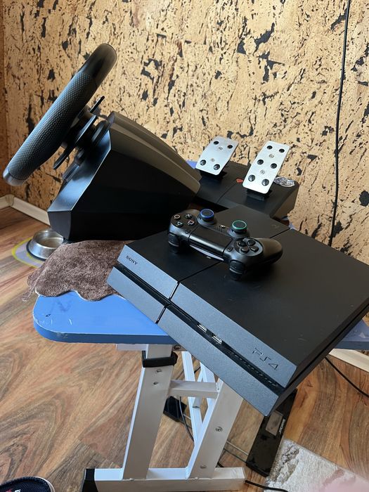 PS4 в много добро състояние.