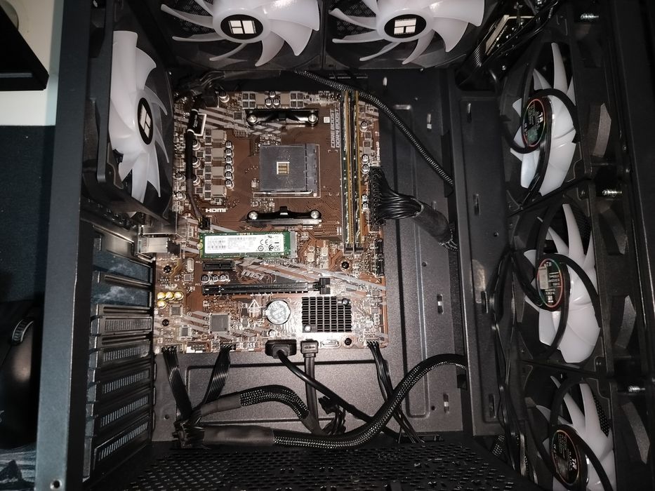 Vând setup gaming Ryzen 5 5600x(calculator+monitor+periferice)