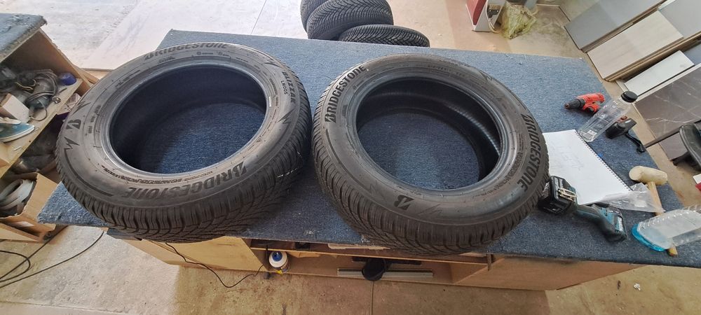 Vând 2 anvelope Bridgestone