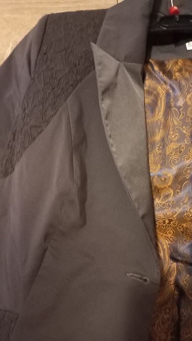 Дамски комплект от сако и панталон в тъмно лилав цвят.