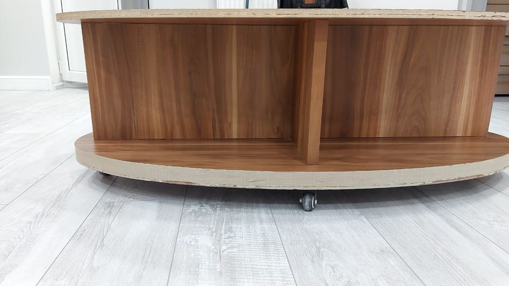 Продам журнальный стол на колесах.