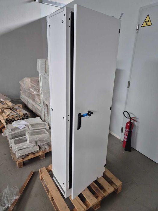 Метален шкаф за ел табла