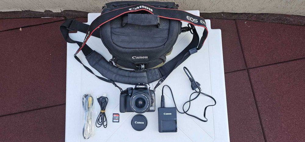 Kit Complet Aparat Foto DSLR Canon EOS 1000D + Obiectiv 18-55mm + Geantă + Card 16GB