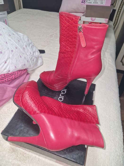 Разные сапоги женские