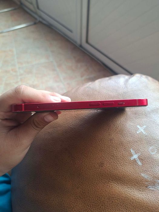 iPhone 13 червен
