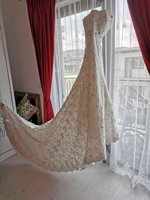 Vand rochie de mireasa culoare ivory cu dantela si cristale swarovski