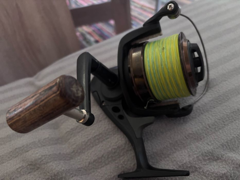 Mulineta Custom Black 8000 de la Okuma