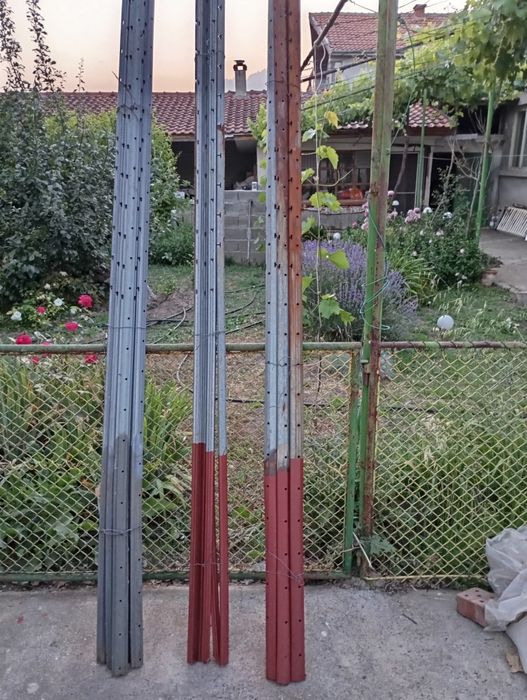 Продавам метални колове и палети.