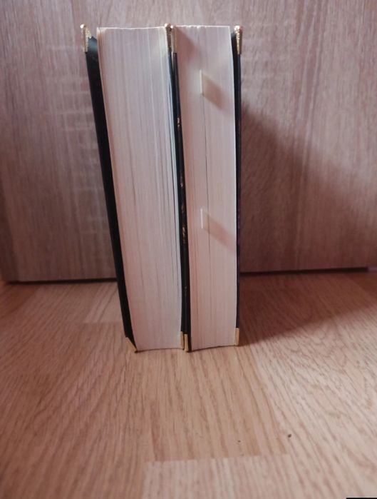 Cărțile Un strop de întuneric vol 1 +Un strop de distrugere vol 2