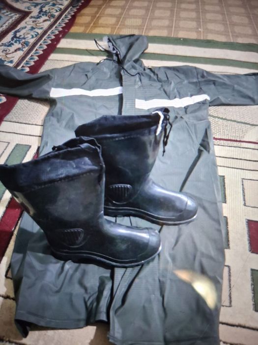 Продается дождевик и ботый комплект.