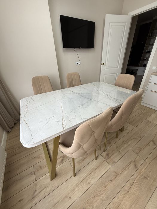 Продам Стол со стульями  (6 стулья)