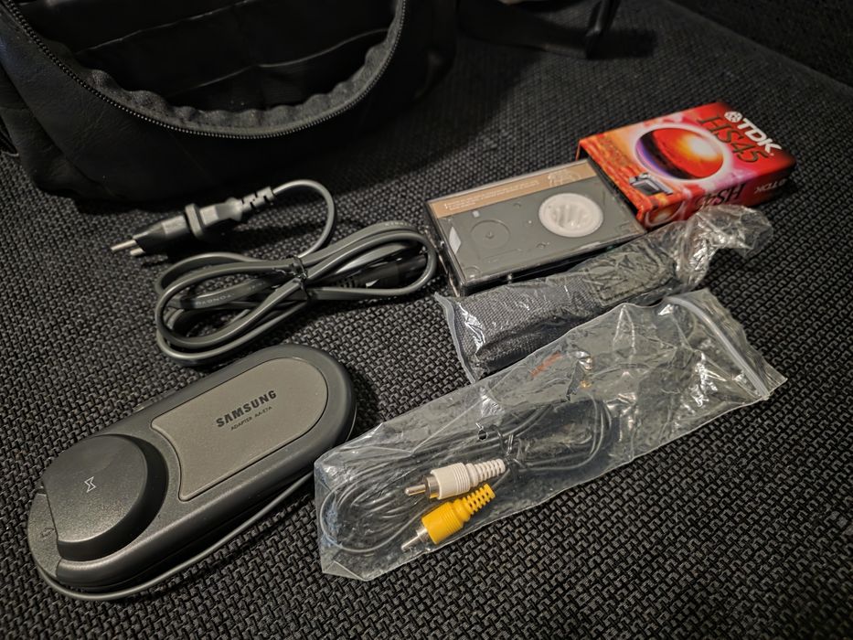 Cameră video Samsung Hi8 Video8 + Accesorii complete + Geantă Samsonite