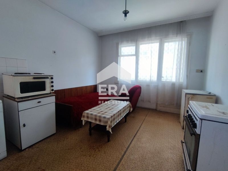 Продава се тристаен апартамент в кв. Училищни, Хасково!